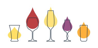 Bardakları tekila, kırmızı şarap, şampanya ve viskiyle doldurun. Bardak bardakta içki. Restoran ve bar için şablon alkol içeceği. Sembol partisi. Farklı içecekler. Beyaz arkaplanda izole düz çizim.