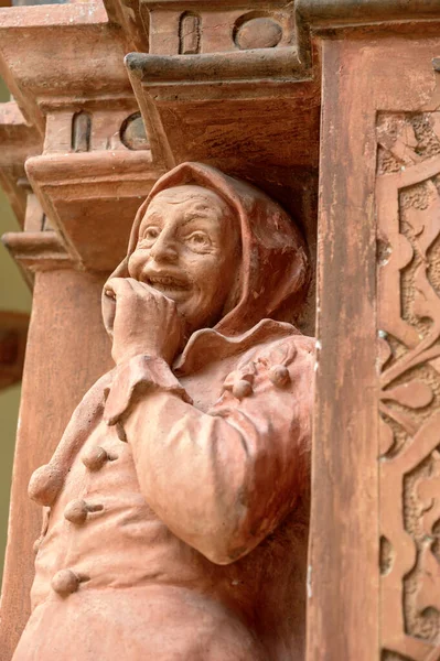 Avusturya 'daki Schallaburg Kalesi' nin Rönesans binasının iç bahçesindeki balkonda oturan bir aptal figürü.