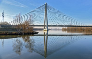 Tulln 'in gül köprüsü Büyük Tulln nehri ve Avusturya' nın Tuna nehri buluşmasında su yüzeyinde yansıyor.