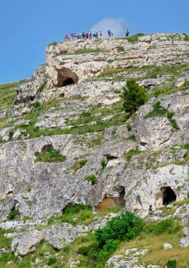 İtalya 'daki Gravina di Matera vadisinde turistler için gözlem noktası