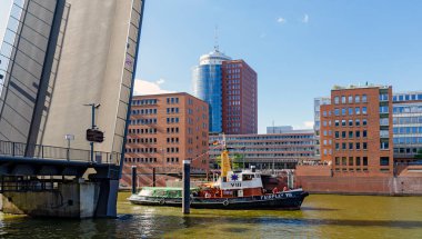 Geleneksel römorkör açık Mahatma Ghandi köprüsünün altından Hamburg, Almanya 'daki Sandtor limanına gidiyor.