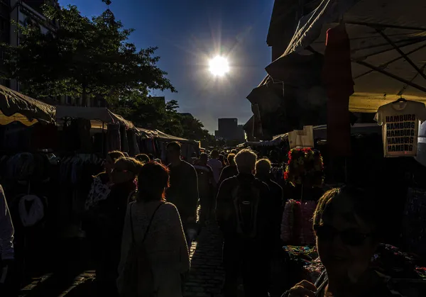 Сонце Світить Над Відвідувачами Між Прилавками Рибному Ринку Гамбург Альтона — стокове фото
