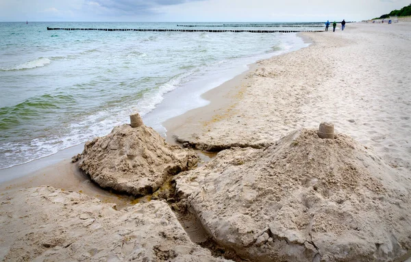 Маленькие Песчаные Замки Форме Вулканов Сделанные Детьми Пляже Балтийского Моря — стоковое фото