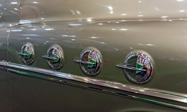 用铬装饰一辆经典的美国汽车的车身 — 图库照片