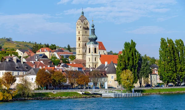 Embarcadero Krems Río Danubio Con Las Torres Iglesia Parroquial San Imagen de archivo