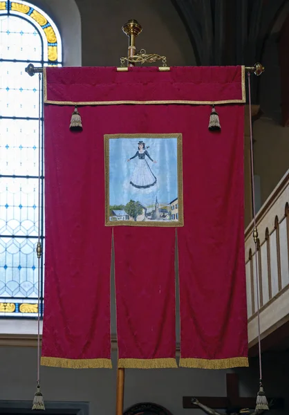Průvodní Prapor Obrázkem Svaté Lucie Dirndl Mečem Krku Farního Kostela — Stock fotografie