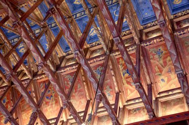 Stockholm, İsveç 'teki Stadshuset' teki toplantı salonunun renkli, tarihi çatı kirişleri.