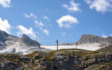 Avusturya, Salzburg Pinzgau bölgesindeki Kitzsteinhorn dağındaki buzulun kalıntılarına bakın.