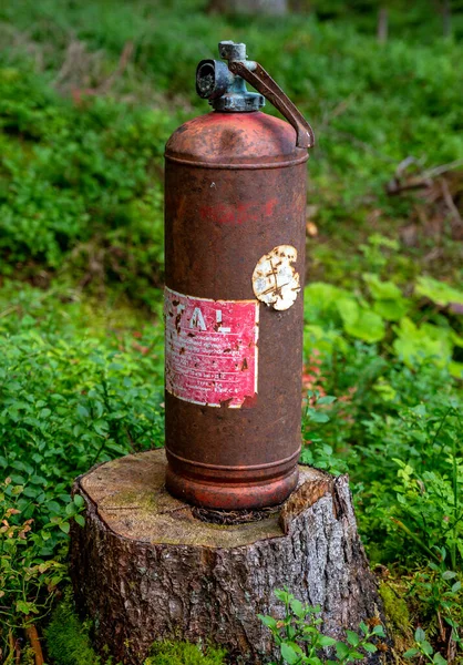 オーストリアの森の木の切り株に古くて錆びた消火器 — ストック写真