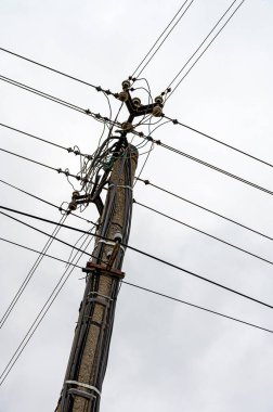 Bazı elektrik hatları Slovakya 'da betondan yapılmış bir direğin üzerinden geçiyor.