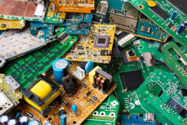Geri dönüşüm için elektronik devre kartı yığını