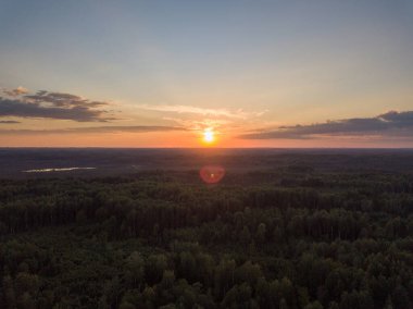 Gün batımında kırsal alanlar ve ormanlar. Yukarıdan drone resmi