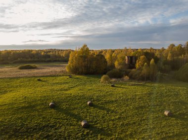 Gün batımında kırsal alanlar ve ormanlar. Yukarıdan drone resmi