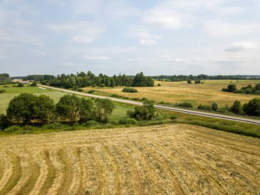 Sonbahar renklerinde kırsal yollar ve günbatımı ışığı. Zeminin üstündeki dron görüntüsü