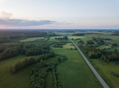 Sonbahar renklerinde kırsal yollar ve günbatımı ışığı. Zeminin üstündeki dron görüntüsü