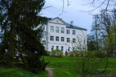 Şehrin çatıları üzerinde dramatik kırmızı ve koyu mavi bulutlar. Şehir silüeti.