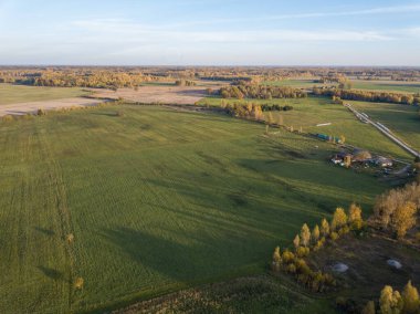 Yukarıdan tarımsal alanlar. Sonbaharda ülkenin insansız hava aracı görüntüsü. Çayırda samandan arta kalanlar