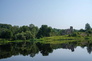 Kır ormanı gölü yazın koyu mavi sularda yansımalar ve kıyılarda yeşil ağaçlarla