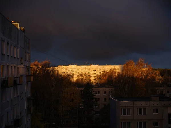 Drámai Vörös Sötét Blu Felhők Háztetők Felett Városi Városkép — Stock Fotó