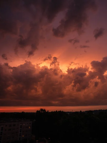 Drammatiche Nuvole Rosse Blu Scuro Sui Tetti Della Città Skyline — Foto Stock