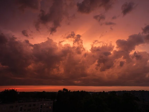 Nuvens Vermelhas Escuras Dramáticas Sobre Telhados Cidade Linha Horizonte Urbana — Fotografia de Stock