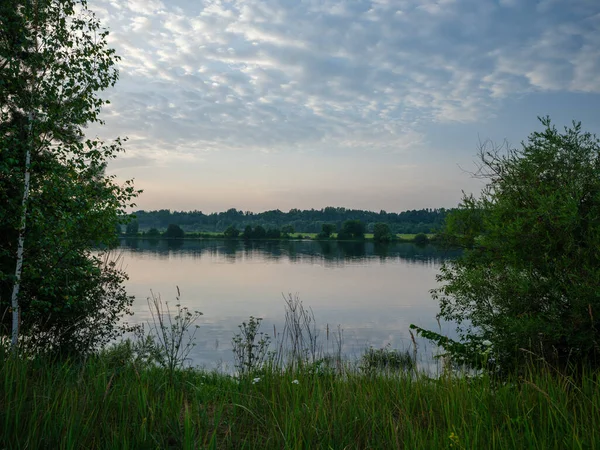 Dimmig Morgon Vid Sjön Med Lugnt Vatten Dimma Och Reflektioner — Stockfoto