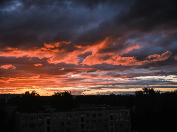 Dramatické Červené Tmavé Mraky Nad Střechami Města Městská Silueta — Stock fotografie