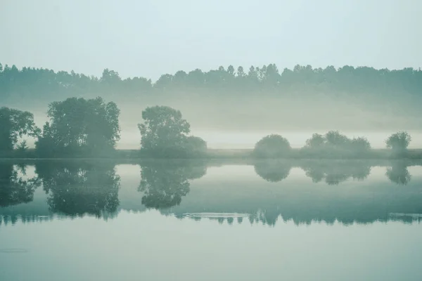 Mañana Brumosa Junto Lago Con Aguas Tranquilas Niebla Reflejos Árboles —  Fotos de Stock