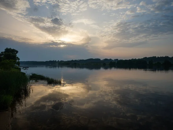 Dimmig Morgon Vid Sjön Med Lugnt Vatten Dimma Och Reflektioner — Stockfoto