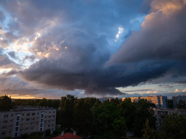 Dramatiskt Rött Och Mörkt Blu Moln Över Stadens Hustak Stadssilhuett — Stockfoto