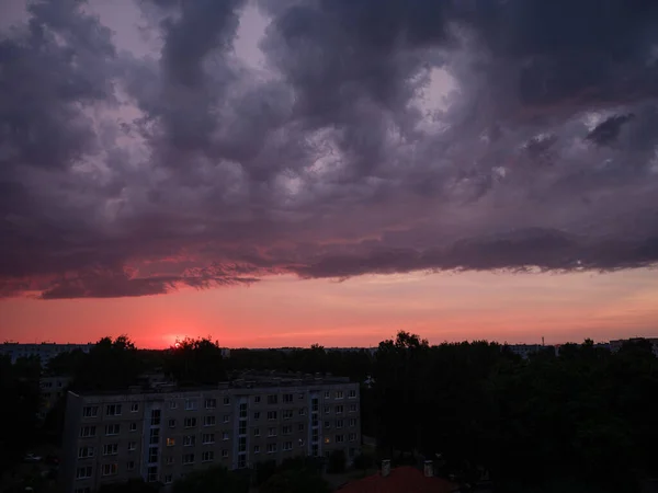 Drammatiche Nuvole Rosse Blu Scuro Sui Tetti Della Città Skyline — Foto Stock