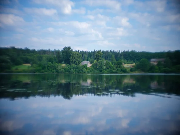 Lago Del Bosque Rural Verano Con Aguas Azules Profundas Con — Foto de Stock