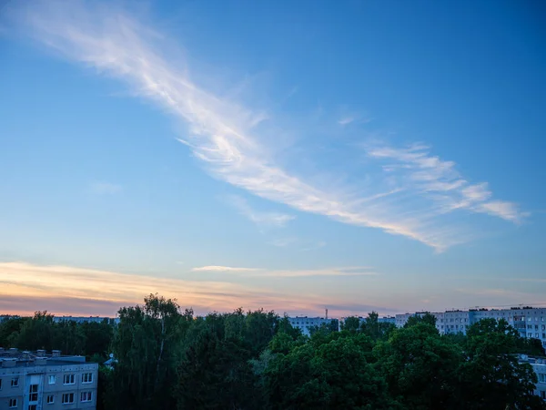 Dramatické Červené Tmavé Mraky Nad Střechami Města Městská Silueta — Stock fotografie