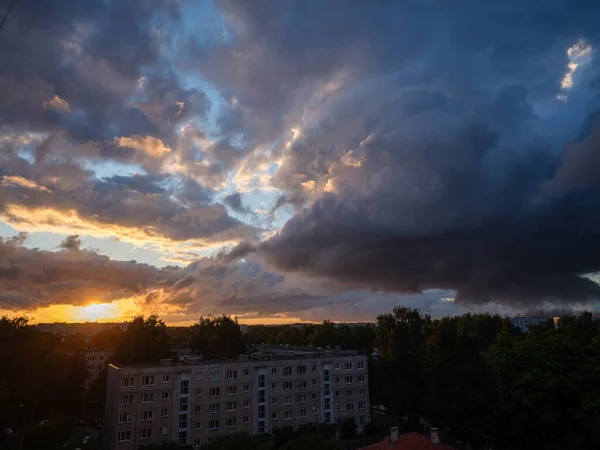 Δραματικά Κόκκινα Και Σκούρα Σύννεφα Blu Πάνω Από Τις Στέγες — Φωτογραφία Αρχείου