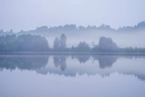 Mattina Nebbiosa Riva Lago Con Acqua Calma Nebbia Riflessi Alberi — Foto Stock