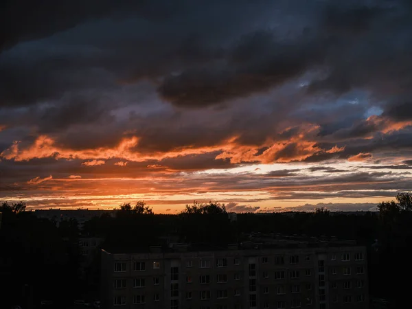 Dramáticas Nubes Rojas Oscuras Sobre Los Tejados Ciudad Skyline Urbano —  Fotos de Stock