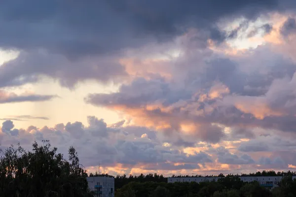 Δραματικά Κόκκινα Και Σκούρα Σύννεφα Blu Πάνω Από Τις Στέγες — Φωτογραφία Αρχείου