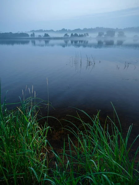 Mistige Ochtend Bij Het Meer Met Rustig Water Mist Reflecties — Stockfoto