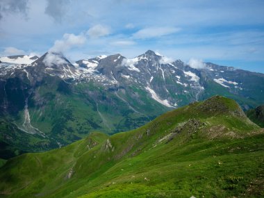 Grossglockner yakınlarında karlı zirveleri olan Avusturya 'daki yeşil Alpler dağları