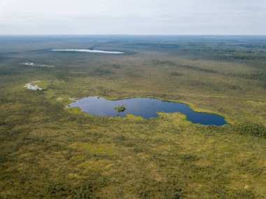 Bulutlu gökyüzünün altında kırsal alanlar ve yollar. Yağmurdan önce drone hava görüntüsü