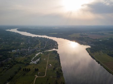 Bulutlu gökyüzünün altında kırsal alanlar ve yollar. Yağmurdan önce drone hava görüntüsü