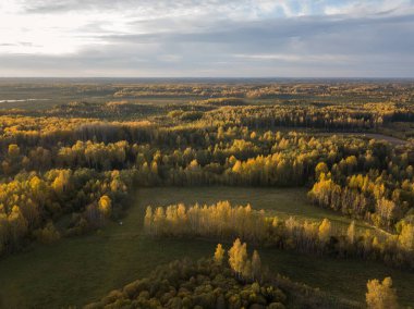 Bulutlu gökyüzünün altında kırsal alanlar ve yollar. Yağmurdan önce drone hava görüntüsü
