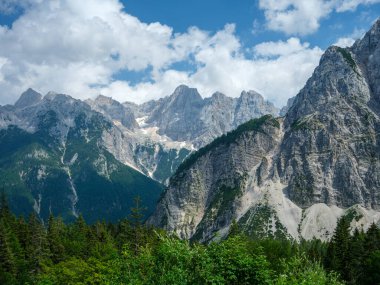 Slovenya 'daki Triglav parkında, mavi bulutlu gökyüzünün altında ve zirvelerinde. Güneşli yaz günü