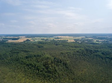 Bulutlu gökyüzünün altında kırsal alanlar ve yollar. Yağmurdan önce drone hava görüntüsü