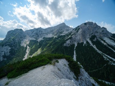 Slovenya 'daki Triglav parkında, mavi bulutlu gökyüzünün altında ve zirvelerinde. Güneşli yaz günü