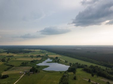 Bulutlu gökyüzünün altında kırsal alanlar ve yollar. Yağmurdan önce drone hava görüntüsü