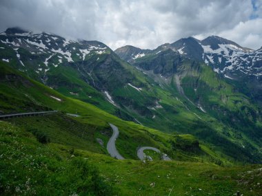 Grossglockner yakınlarında karlı zirveleri olan Avusturya 'daki yeşil Alpler dağları