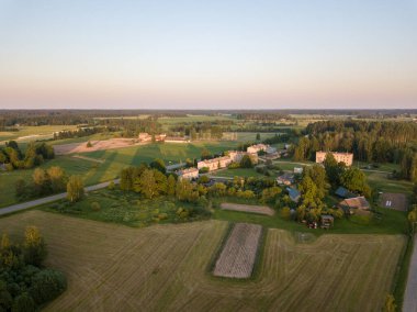 Bulutlu gökyüzünün altında kırsal alanlar ve yollar. Yağmurdan önce drone hava görüntüsü