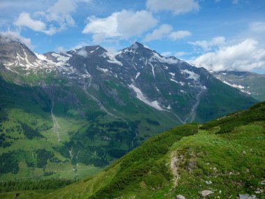 Grossglockner yakınlarında karlı zirveleri olan Avusturya 'daki yeşil Alpler dağları