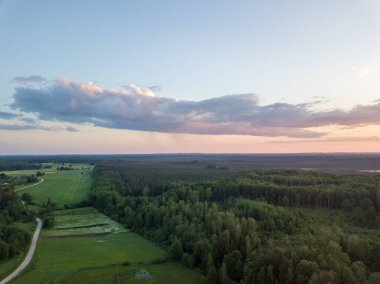 Bulutlu gökyüzünün altında kırsal alanlar ve yollar. Yağmurdan önce drone hava görüntüsü